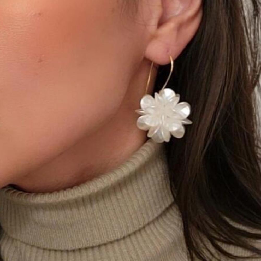Chic Nation new boutique White Floral Earrings